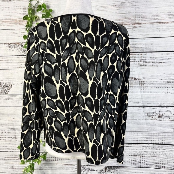 Stylish Black and White Women's Sweater - Picture 12 of 13